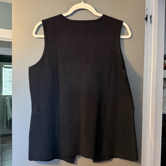 Black Sleeveless Blouse with Gold Accents - Picture 5 of 6